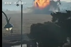 路人第三视角，详细看韩国飞机撞毁瞬间，飘出来的都是人呀。。视频封面
