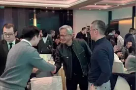 黄仁勋现身北京英伟达年会，旁边的年轻人是谁？视频封面