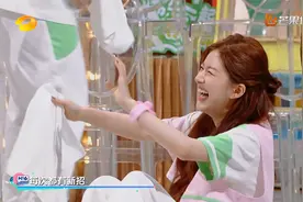 游戏黑洞来了！赵露思痛击队友！遮挡太慢杨迪被泼了一脸视频封面