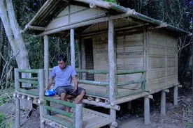 环境恶劣的山野丛林，这样难不住大哥，轻松建造出竹屋来舒服过夜