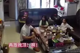 妹妹不小心踩到姐姐的脚，结果被骂眼瞎爸爸怒斥