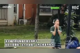 未拴绳的阿拉斯加咬到女孩脖子，社区回应：主人认为它很乖不咬人视频封面