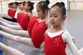 压腿压到哭是什么体验，舞蹈班孩子的一字马训练，痛感高达7级视频封面