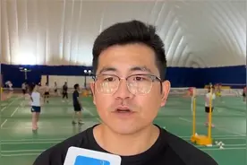 女孩用硬币做悬空俯卧撑 健身教练讲解原理视频封面