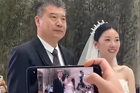 王楠一家参加李隼女儿婚礼！恩师眼含热泪，张怡宁李晓霞也哭了视频封面