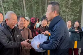 九哥下播后送老人鱼有错吗兄弟们？好人难当啊！