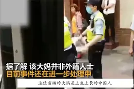 大妈公交上拒戴口罩，被警告后口出狂言，叫嚣我是美国人！视频封面