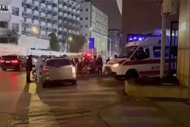 私家车堵路救护车致错过最佳救治时间 患者家属：对方被罚款150元视频封面