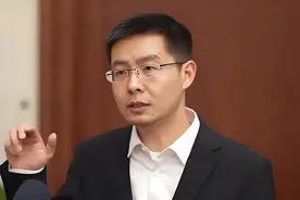 90后也能独当一面！王兴兴靠机器人一战成名，还和任正非一同发言视频封面