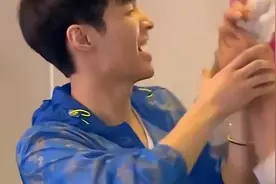 孙红雷对着镜头展示张艺兴的内搭视频封面