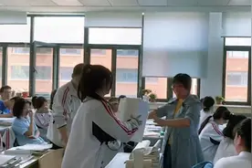 毕业生穿校服回母校悄悄看老师，老师认出后满脸惊喜视频封面