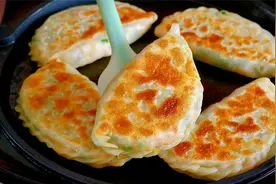 韭菜盒子你就像我这样做，薄皮大馅，凉了也柔软，比饭店的还好吃视频封面