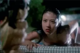 美女跳进游泳池躲了半天，也没逃过一劫，上来就被变态男发现了视频封面