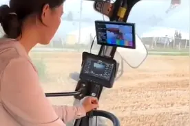 女子开收割机，免费帮五保户老人收割麦子，给予老人温暖和关怀视频封面