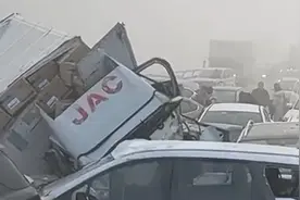 亲历者谈山东淄博高速多车相撞：能见度仅20米 车速快来不及刹车视频封面