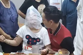 涨知识！女子饭店吃饭时突然抽搐，急救人员巧用袋子套头缓解症状视频封面
