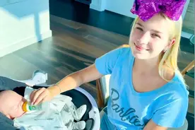 外国小女孩一觉醒来发现家里多了一个小宝贝，好可爱啊视频封面