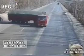 白车恶意别大货车，最后把大货车撞翻车视频封面