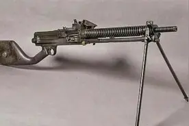 “歪把子机枪”是如何装弹的？
