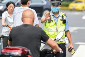 骑电车不戴头盔被罚50元，大爷四处看了看，一句话让交警哑口无言