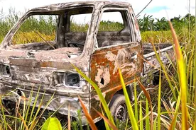 河里发现辆泡水车，大哥不仅将其弄回来家，还靠手艺修复成了崭新视频封面