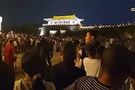 被指区别对待中外游客，上千国内游客等11个外国人？襄阳景区致歉视频封面