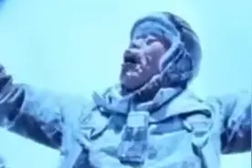 两人停飞6个月！甘肃航空运动协会通报男子玩滑翔伞遭“云吸”视频封面