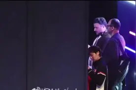 国乒大合照，莎莎是等待拍照的乖宝宝，王皓合不拢嘴😁45