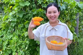 这种长得像苦瓜，籽红红的，3个孩子抢着吃视频封面