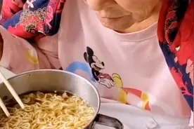 山东警方通报“女子摆拍给住院婆婆吃泡面”：拘留5日、账号关停视频封面