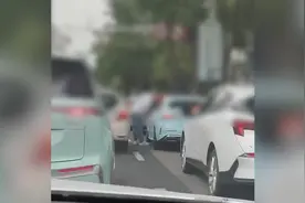 南京警方通报白衣男子街头“街头路怒打斗”后续：已被刑事拘留！视频封面