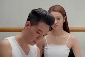 女友脚崴伤，男友贴心帮她揉脚却突然嘴欠：怎么那么臭！