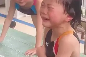 勇敢的女孩小女孩边哭边练习高台跳水视频封面