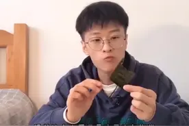 误吃压缩海带，胃里泡发后狂吐海带#看一遍笑一遍#万万没想到视频封面