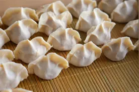 立冬在家包水饺，只要把饺子肉馅调好，各种配菜随便加，简单好吃