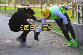 《每日一笑》老外街头恶搞整蛊，假装触电路人吓懵了。视频封面