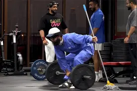 体育大师化身健身房清洁工，单手举起杠铃，健身三人组惊呆到了！视频封面