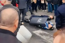 城管执法与占道摆摊残疾人冲突，路人大笑！视频封面
