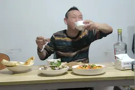 生命已经倒计时了，光棍王律开始大口吃肉大碗喝酒了，苦中作乐吧