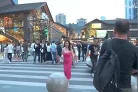 成都太古里街拍，据说禁拍前维密超模都得输的明明白白！视频封面