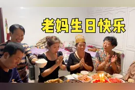 东北老妈生日真热闹，带着烧烤飞奔回村，亲友齐聚家好饭菜香