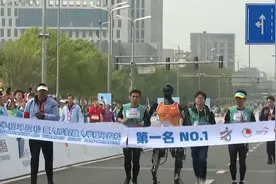 天工机器人夺得人形机器人半马冠军！直击冲线瞬间：人群爆发欢呼视频封面