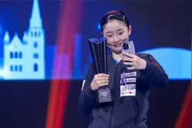 张本美和夺女单冠军，领奖时被奖杯戳到脸仍笑容灿烂，亚军黑脸