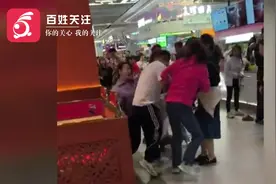 武汉男子抢夺他人泰迪犬当场暴摔 知情人：吓到小孩狗主人不道歉视频封面