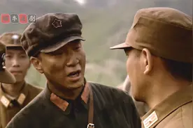 杨立青战功卓著一路直升师长，见到陷害自己的同学，一笑泯恩仇