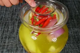 泡菜坛生花，放白酒不管用，四川人教你1招，坛水清亮泡菜更香