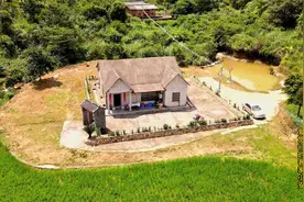 广西农村一户人建房，连开三个门，建成这样不亏吗视频封面