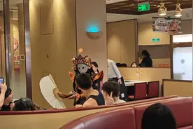 给外国人零距离表演国粹变脸，外国友人氛围拉满嗨翻全场！视频封面