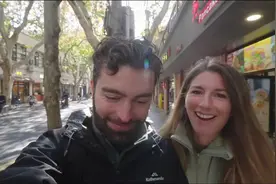 外国夫妇第一次来上海就感叹人们生活太幸福了，完全颠覆认知！视频封面