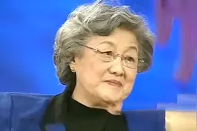 洪晃妈妈章含之气质多牛，接受采访气质儒雅大方，不愧是名媛视频封面